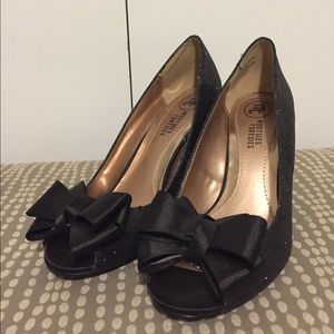 Dress heels with bow